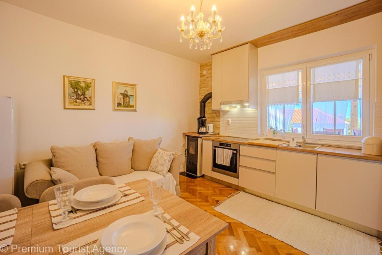 Sunset Apartment With Sea View Povljana Bagian luar foto